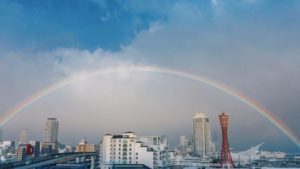 【虹】神戸を包み込む大きな虹が出現