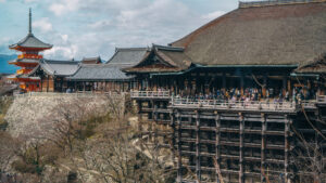 清水寺の本堂の改修工事が始まる。屋根が覆われる前に見てきた