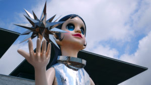 【話題】神戸の兵庫県立美術館前に設置された少女のオブジェ「サン・シスター」