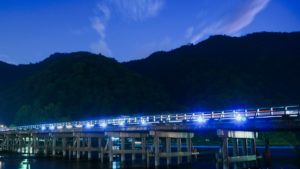 真っ暗な中で撮影した「渡月橋」がライトアップされたように明るく写った。長時間露光はおススメ。